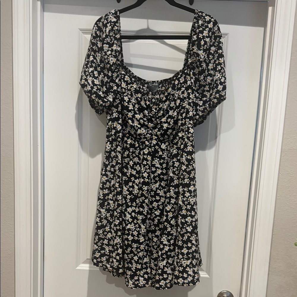 ARULA Black and White Puff Sleeve Romper